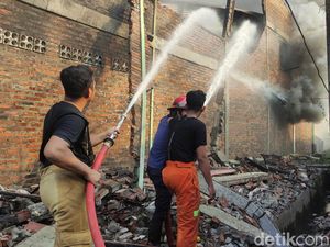 Kebakaran Pabrik Mebel di Trosobo Sidoarjo Padam, 10 Gudang Hangus