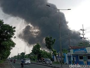 Pabrik Mebel di Trosobo Sidoarjo Terbakar