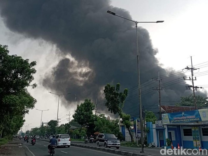 Kompleks Pabrik Aneka Regalindo di Jalan Raya Trosobo 111, Kecamatan Taman, Sidoarjo terbakar. Kebakaran terjadi setelah terdengar ledakan.