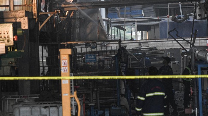 KEBAKARAN PABRIK DI JABABEKA Foto udara mobil pemadam kebakaran melakukan pendinginan saat kebakaran pabrik di kawasan Jababeka 1, Cikarang, Kabupaten Bekasi, Jawa Barat, Senin (16/5/2022). Pemadam mengerahkan sebanyak 20 mobil untuk mengatasi kebakaran pabrik yang terjadi pada 09.30 WIB itu, dan penyebab kebakaran masih dalam penyelidikan. ANTARA FOTO/ Fakhri Hermansyah/rwa.