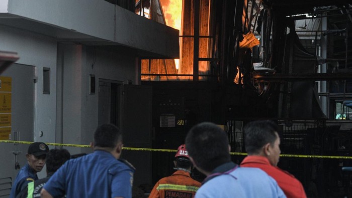 KEBAKARAN PABRIK DI JABABEKA Foto udara mobil pemadam kebakaran melakukan pendinginan saat kebakaran pabrik di kawasan Jababeka 1, Cikarang, Kabupaten Bekasi, Jawa Barat, Senin (16/5/2022). Pemadam mengerahkan sebanyak 20 mobil untuk mengatasi kebakaran pabrik yang terjadi pada 09.30 WIB itu, dan penyebab kebakaran masih dalam penyelidikan. ANTARA FOTO/ Fakhri Hermansyah/rwa.