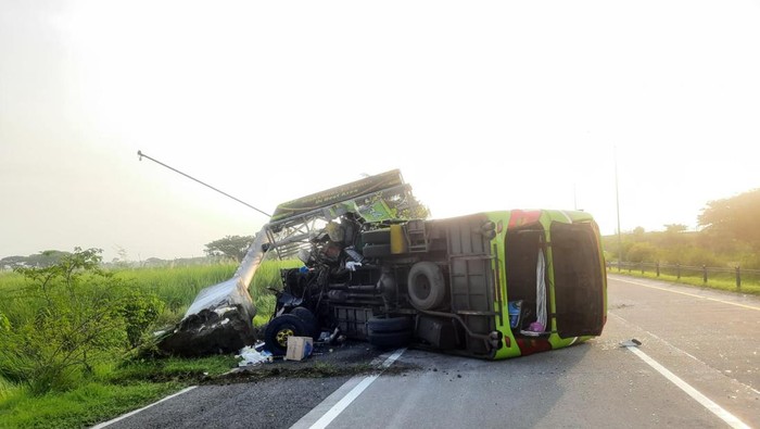 Kecelakaan bus menabrak tiang VMS di Tol Jombang-Surabaya