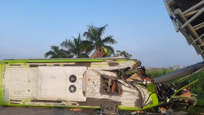 Kecelakaan bus menabrak tiang VMS di Tol Jombang-Surabaya