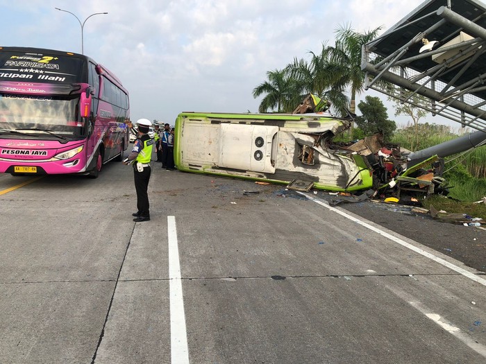 Kecelakaan bus tabrak tiang VMS di Tol Surabaya-Mojokerto