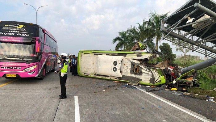 Kecelakaan bus tabrak tiang VMS di Tol Surabaya-Mojokerto