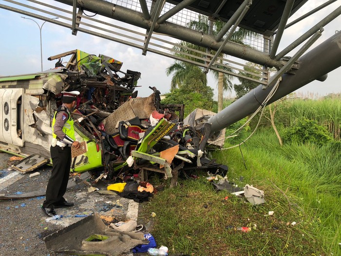 Kecelakaan bus tabrak tiang VMS di Tol Surabaya-Mojokerto