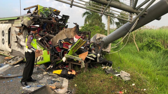 Kecelakaan bus tabrak tiang VMS di Tol Surabaya-Mojokerto