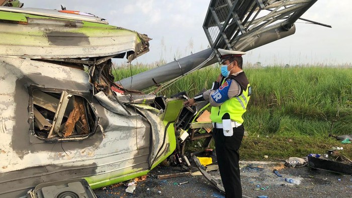Kecelakaan bus tabrak tiang VMS di Tol Surabaya-Mojokerto