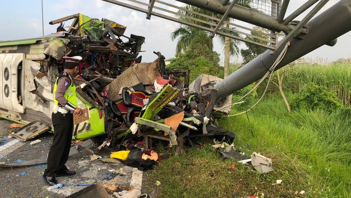 Kecelakaan bus tabrak tiang VMS di Tol Surabaya-Mojokerto