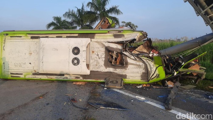 Bus Andriansyah nopol S 7322 UW menabrak tiang pesan-pesan (variable message sign/VMS) di KM 712.400A Tol Surabaya-Mojokerto (Sumo). Kecelakaan tunggal ini mengakibatkan 11 orang tewas.