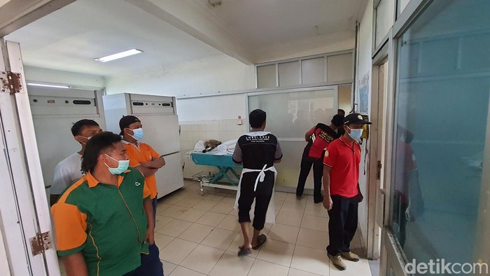 Direktur RSUD Dr Wahidin Sudiro Husodo, dr Sulaiman Rosyid mengatakan, saat ini terdapat 13 jenazah korban kecelakaan Bus Ardiansyah. Sedangkan korban luka berat yang dirawat di tempatnya hanya 1 orang atas nama Febiro.