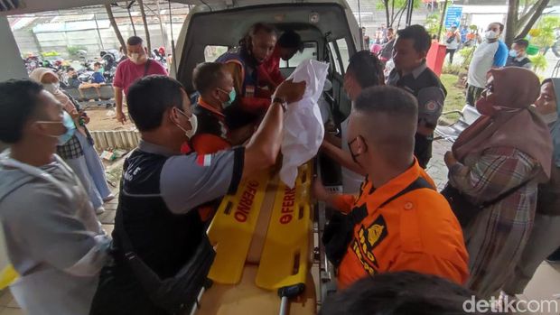 Korban kecelakaan di Tol Surabaya-Mojokerto (Sumo) bertambah menjadi 15 orang. Bus Ardiansyah nopol S 7322 UW menabrak tiang variable message sign (VMS).