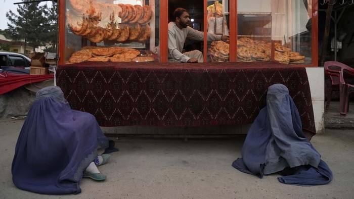 An Afghan woman vendor waits for customers at the old market in Kabul, Afghanistan, Sunday, May 15, 2022. (AP Photo/Ebrahim Noroozi)