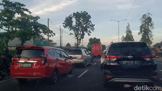 Kepadatan lalu lintas di Klaten, Senin (16/5/2022).