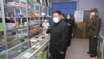 Potret Kim Jong Un Pakai Masker Saat Cek Stok Obat di Apotek Korut