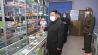 Untuk diketahui, sebagian besar kasus kematian karena COVID-19 di Korea Utara disebut karena warga tidak mendapat obat yang diproduksi negara dengan cepat dan akurat lewat apotek. Kim memerintahkan agar militer mengamankan suplai di kota Pyongyang. KCNA via AP Photo.