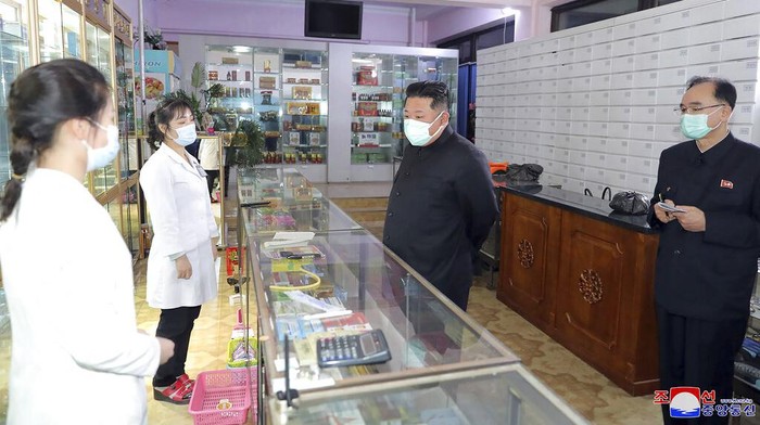 Kim Jong Un Bermasker Tinjau Apotek Saat COVID Merebak di Korut In this photo provided by the North Korean government, North Korean leader Kim Jong Un, center, visits a pharmacy in Pyongyang, North Korea Sunday, May 15, 2022. Independent journalists were not given access to cover the event depicted in this image distributed by the North Korean government. The content of this image is as provided and cannot be independently verified. Korean language watermark on image as provided by source reads: