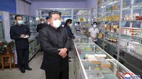 Korut belakangan ini jadi sorotan karena untuk pertama kalinya melaporkan lonjakan kasus COVID-19. Pemimpin Korea Utara Kim Jong Un kini tengah berusaha mengamankan suplai obat COVID-19 dengan mengerahkan militer. KCNA via AP Photo.