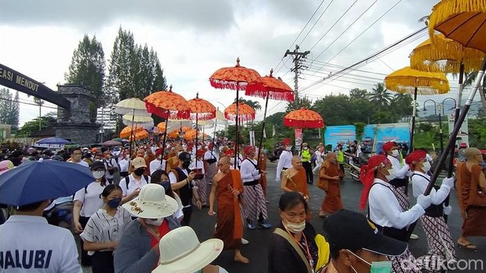 Kirab dari Candi Mendut hingga Borobudur awali perayaan Waisak di Magelang hari ini, Senin (16/5/2022).