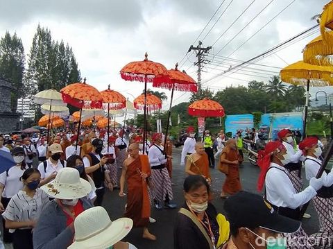 Kirab dari Candi Mendut hingga Borobudur awali perayaan Waisak di Magelang hari ini, Senin (16/5/2022).