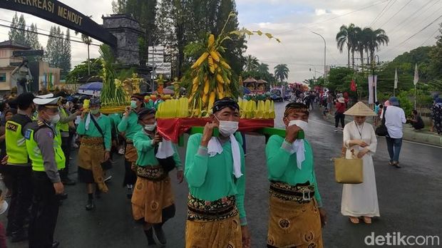 Kirab dari Candi Mendut hingga Borobudur awali perayaan Waisak di Magelang hari ini, Senin (16/5/2022).