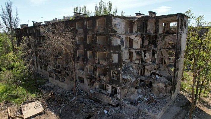 A view shows a residential building burnt during Ukraine-Russia conflict in the southern port city of Mariupol, Ukraine May 15, 2022. Picture taken with a drone. REUTERS/Pavel Klimov