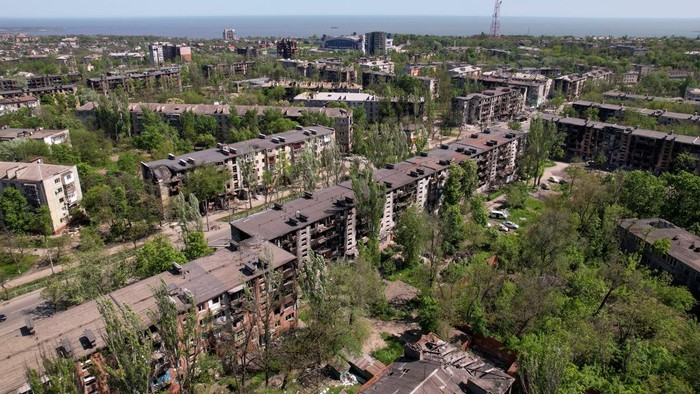 Kondisi Kota Mariupol yang Hancur Lebur, Seperti Kota Hantu A view shows a residential building burnt during Ukraine-Russia conflict in the southern port city of Mariupol, Ukraine May 15, 2022. Picture taken with a drone. REUTERS/Pavel Klimov