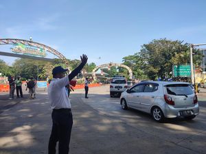 Pengunjung Padati Kebun Binatang Ragunan, Pintu Masuk Sempat Dialihkan