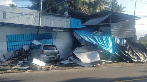 Kondisi toko yang hancur setelah diseruduk mobil di Jasri, Karangasem