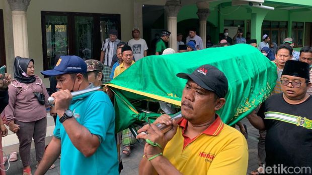 Dua jenazah korban kecelakaan di Tol Surabaya-Mojokerto (Sumo) tiba di Benowo, Surabaya. Mereka suami istri.