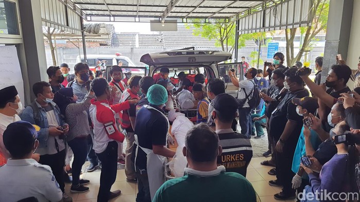 Korban tewas kecelakaan Bus Ardiansyah tabrak tiang VMS dibawa ke rumah duka