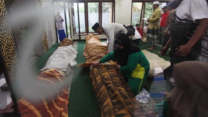 Kecelakaan bus pariwisata terjadi di KM 712+400 jalur A Tol Surabaya - Mojokerto (Sumo). 14 Orang tewas dan mulai dimakamkan.