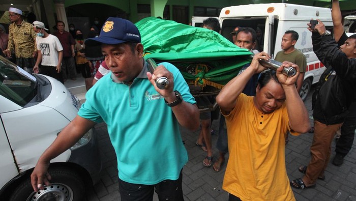 Korban Tewas Kecelakaan Bus di Tol Sumo Dimakamkan Kecelakaan bus pariwisata terjadi di KM 712+400 jalur A Tol Surabaya - Mojokerto (Sumo). 14 Orang tewas dan mulai dimakamkan.