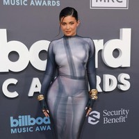 Naked dress merupakan busana, biasanya berupa gaun yang sebenarnya menutupi area intim pemakainya. Namun gaun ini dihiasi dengan gambar yang membentuk siluet tubuh telanjang, sehingga tampak seperti memakai busana transparan. Foto: Getty Images/Frazer Harrison