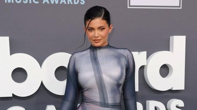 8 Gaya Artis Ikut Tren Naked Dress, Pakai Baju Gambar Tubuh Telanjang