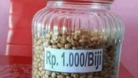 Bukan karna merek stoples dan isi yang berbeda, makanan ini mengejutkan karena harga yang tertera. Kacang yang diisi di dalam toples ini bertuliskan Rp 1.000/biji. Foto: Twitter/txtdrgajelas
