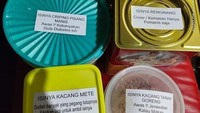 Tidak hanya menuliskan jenis makanannya saja, stoples ini juga membuat penikmatnya berhati-hati. Efek samping dari makanannya lengkap dituliskan di luar stoples. Foto: Twitter/txtdrgajelas