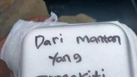 Dapat kiriman makanan, netizen ini tak perlu bertanya-tanya. Namanya jelas tertulis dari Mantan yang tersakiti. Foto: Twitter/txtdrgajelas
