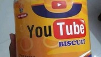 Stoples biskuit ini diproduksi bukan dari merek sembarangan. Bermerek YouTube Biscuit, namanya netizen yang melihat salah fokus. Foto: Twitter/txtdrgajelas