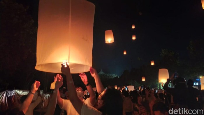 Masyarakat menerbangkan lampion Waisak di Candi Borobudur, Senin (16/5/2022).