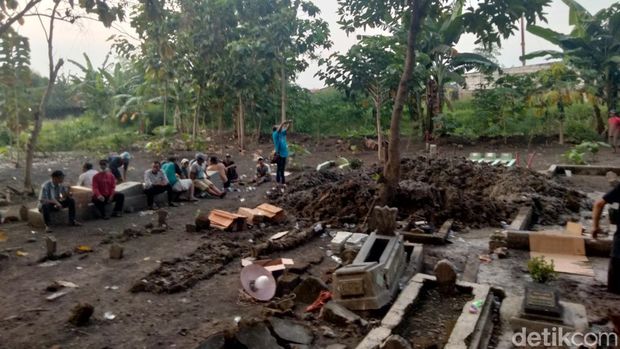 Liang lahad yang sudah disiapkan untuk korban tewas kecelakaan bus di Tol Mojokerto
