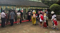 Tampak warga antre di pintu masuk Ragunan.