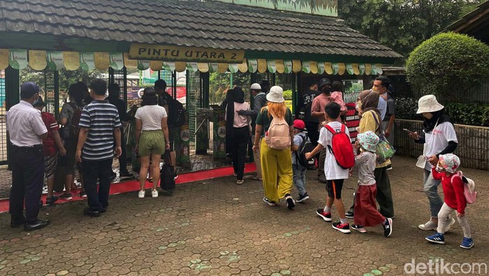 Libur Waisak, Ragunan Ramai Pengunjung Libur Waisak dimanfaatkan warga DKI Jakarta untuk berwisata. Taman Margasatwa Ragunan jadi pilihan warga bersama keluarga.