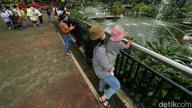 Libur Waisak dimanfaatkan warga DKI Jakarta untuk berwisata. Taman Margasatwa Ragunan jadi pilihan warga bersama keluarga.