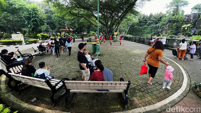 Libur Waisak, Ragunan Ramai Pengunjung Libur Waisak dimanfaatkan warga DKI Jakarta untuk berwisata. Taman Margasatwa Ragunan jadi pilihan warga bersama keluarga.