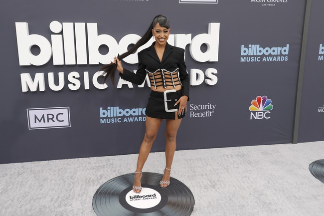 Presenter Liza Koshy mencoba mencuri perhatian dengan two-piece little black dress. Maksud hati ingin terlihat unik, ia malah gagal karena roknya berbentuk sabuk besar. (Foto: Getty Images/Frazer Harrison)