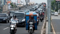 Kemacetan dikarenakan kepadatan volume lalu-lintas dan juga penyempitan lajur jalanan dari Simpang Susun Gaplek.  