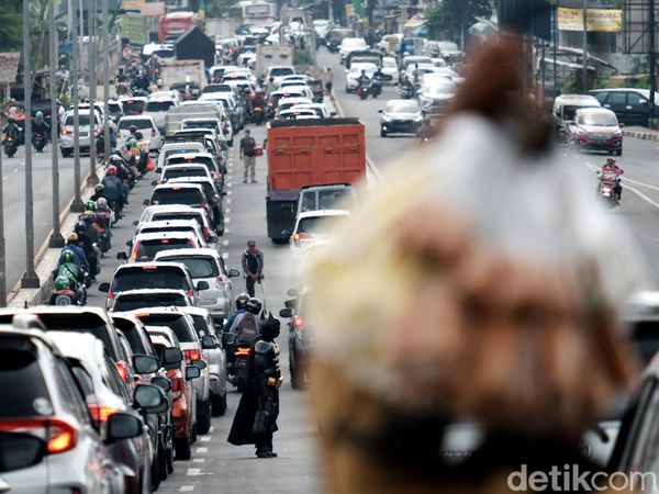 Macet! Begini Penampakan Jl RE Martadinata Ciputat Saat Libur Waisak
