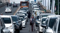 Arus lalu lintas di Jalan RE Martadinata, Ciputat, Tangerang Selatan, Banten, terpantau macet pada hari Senin (16/5/2022) pukul 12.30 WIB saat libur Waisak.