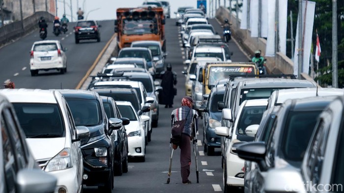Macet! Begini Kondisi Jl RE Martadinata Ciputat Saat Libur Waisak Kemacetan terpantau di Jalan RE Martadinata, Ciputat, Tangsel saat libur Waisak. Kemacetan disebabkan kepadatan volume lalu-lintas.